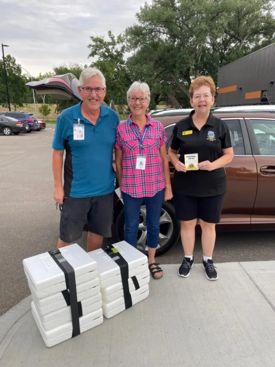 Volunteers-with-Lions-member