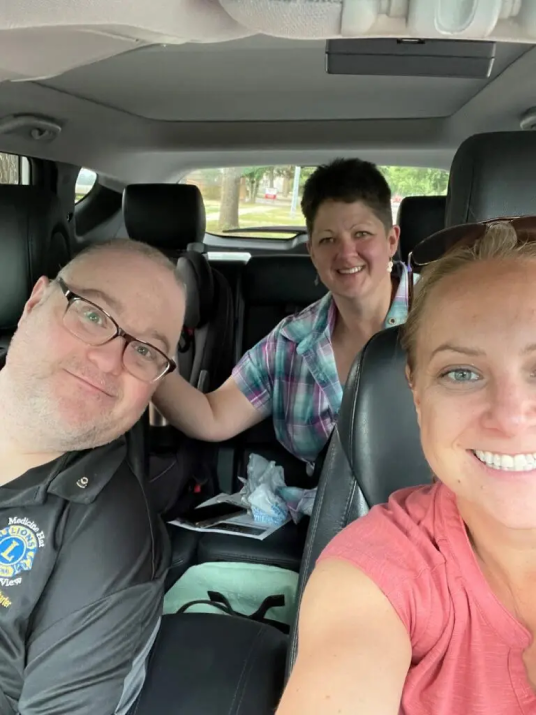 selfie-with-lions-members-delivering-meals