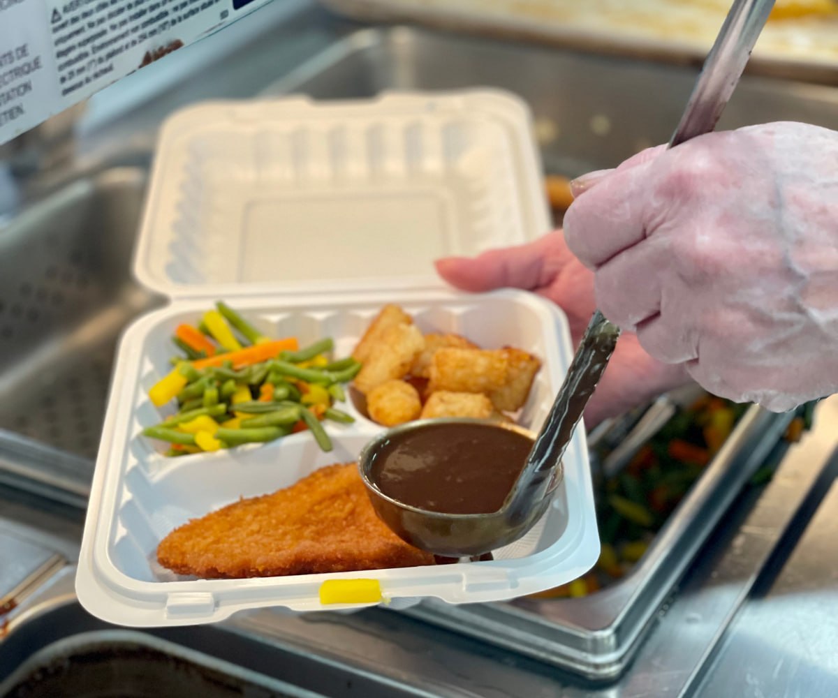 Food services dining scene for older adults