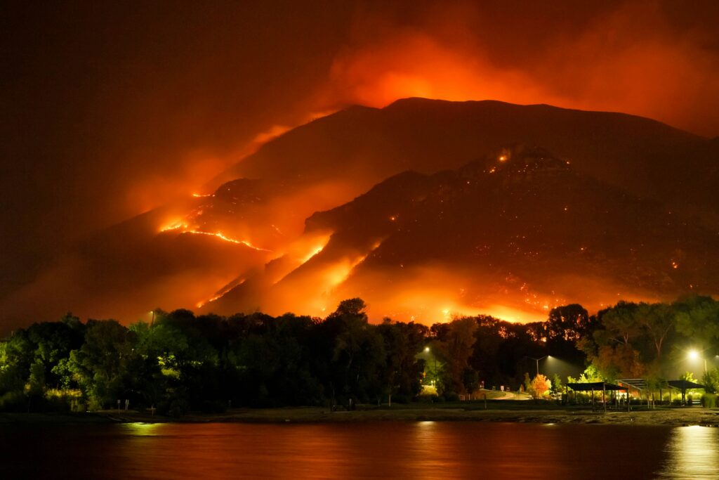 forest fire, evacuate, homes.